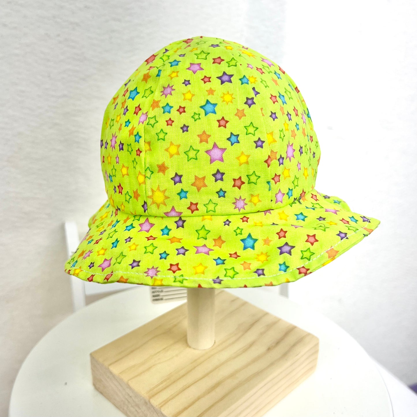 green stars bucket hat